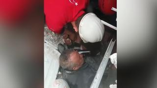 5,6'lık artçı hasarlı binaları yıktı: Enkaz altından 1 kişi daha sağ çıkarıldı