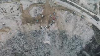 Molozlar kamyonlarla belirlenen alanlara taşınıyor