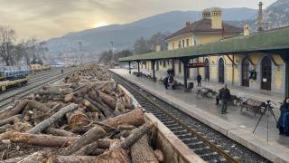 Odun yüklü vagonlar deprem bölgesine doğru yola çıktı