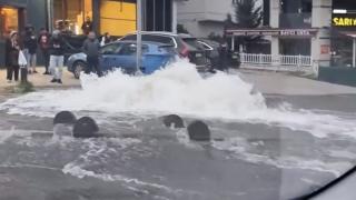 İstanbul'da patlayan rögar kapağı caddeyi göle çevirdi
