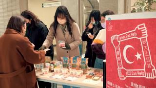 Tayvan'da öğrenciler depremzedeler için stant kurdu