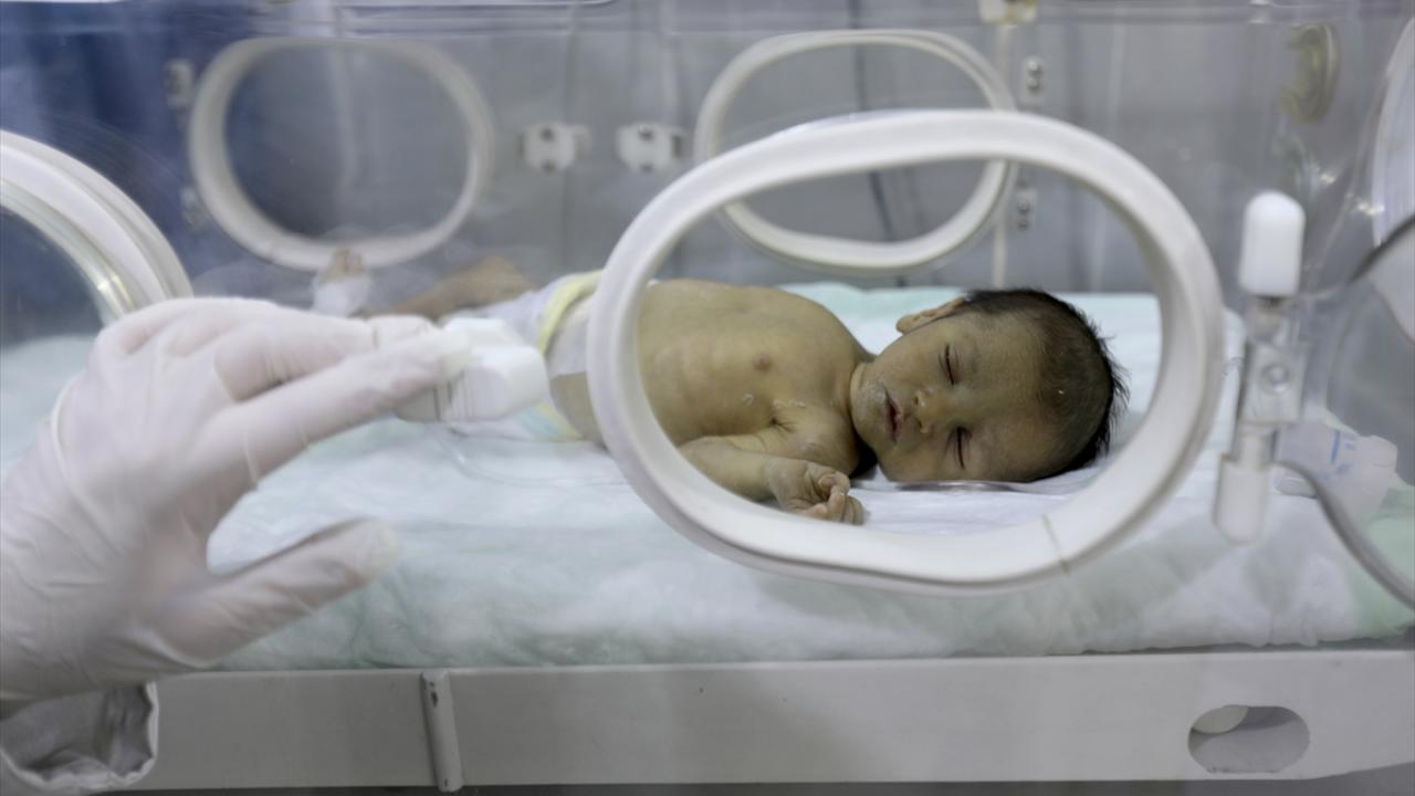 Hastane kapısında araç içinde umutlu bekleyiş