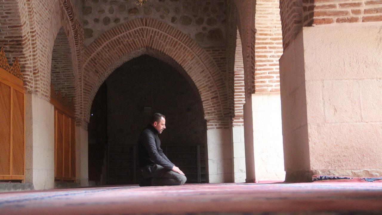 "3,5 ile 7 arası bir acı değişime rağmen halen ayakta oluşu biraz şaşırtıcıdır"