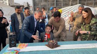 Çadır kentteki otizmli çocuğa doğum günü sürprizi