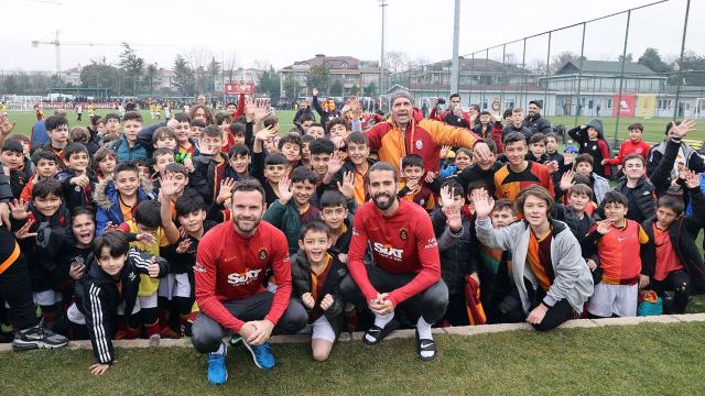 Galatasaraylı futbolculardan "Biz Beraberiz" futbol turnuvasına destek