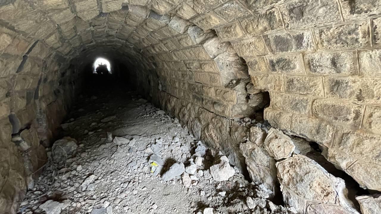 Gaziantep'te depremlerin etkisiyle taş tünelde yarıklar oluştu