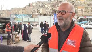 Ailesinden 4 kişiyi toprağa verdi, acısını depremzedelere yardımla dindiriyor