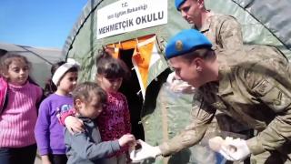 Depremzedelerin 'kandil simidi' Mehmetçik'ten