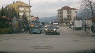 Çocuk aracın altında kalmaktan son anda kurtuldu: O anlar kamerada