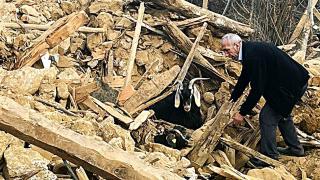 Enkazdan 2 keçi canlı çıkarıldı