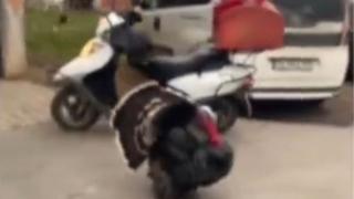 Motosikletine binmek isteyen kuryeye 'hindi' engeli