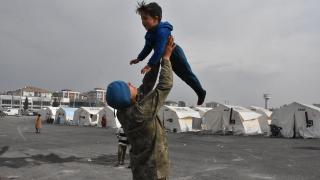 Malatya'da depremzedelerin yemeği de tıraşı da Mehmetçik'ten