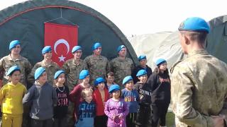 Mehmetçik deprem bölgesindeki çocuklarla "Komando Andı" okudu