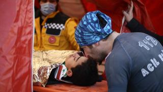 Enkazdaki 'canlara' ilk ulaşanlar anlattı: Korku filmi olsa adı mahşer olurdu...