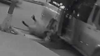 Kapısı açık minibüsten kucağında çocukla yola düştü: O anlar kamerada