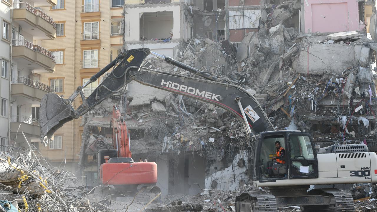 "6,5 metreye varan yer değiştirmeler meydana geldi"