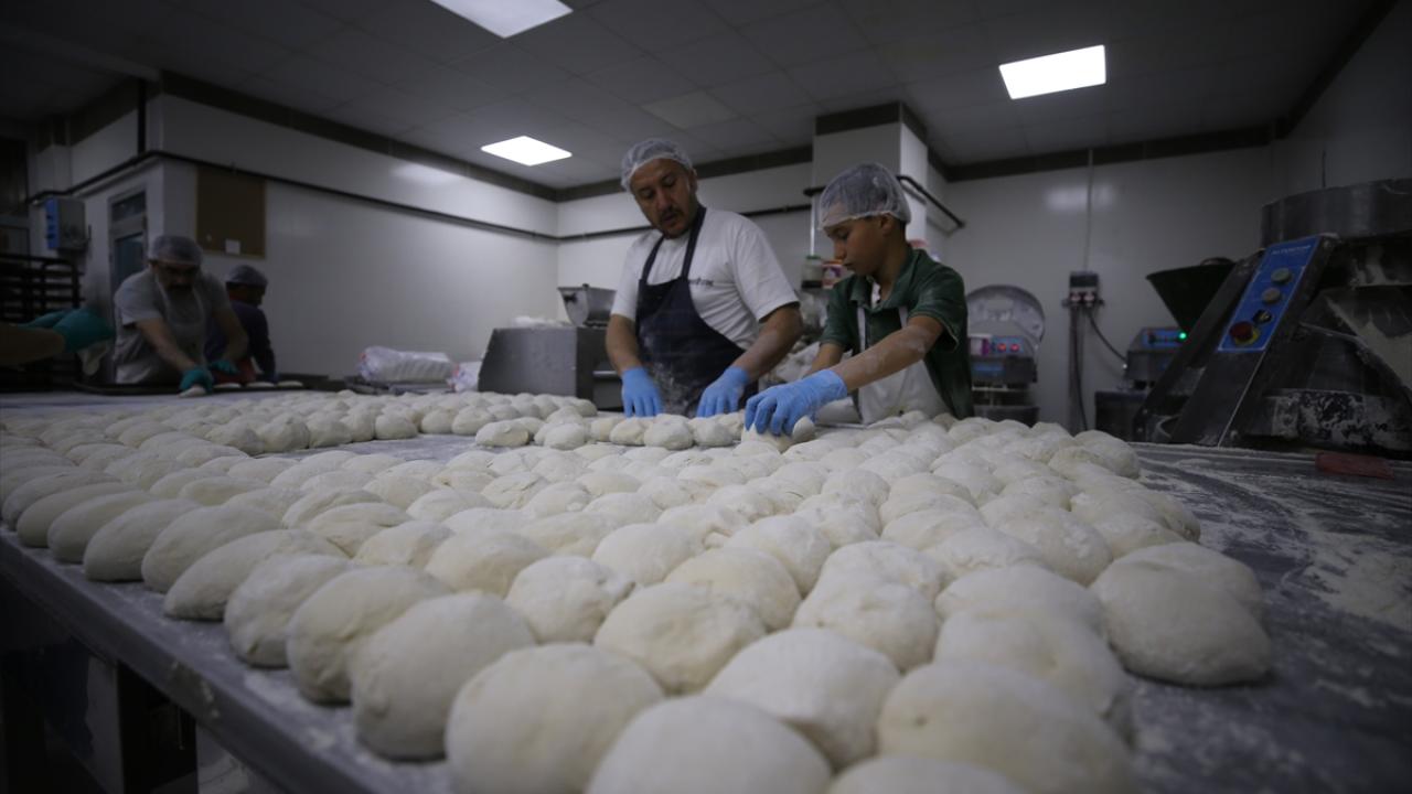Fırında 24 saat ekmek üretiliyor
