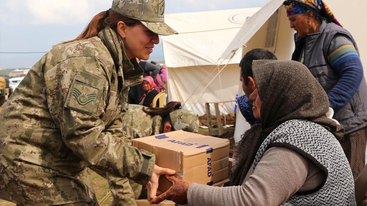 Gaziantep'te kadın subay ve astsubaylar depremzede kadınların günlerini kutladı