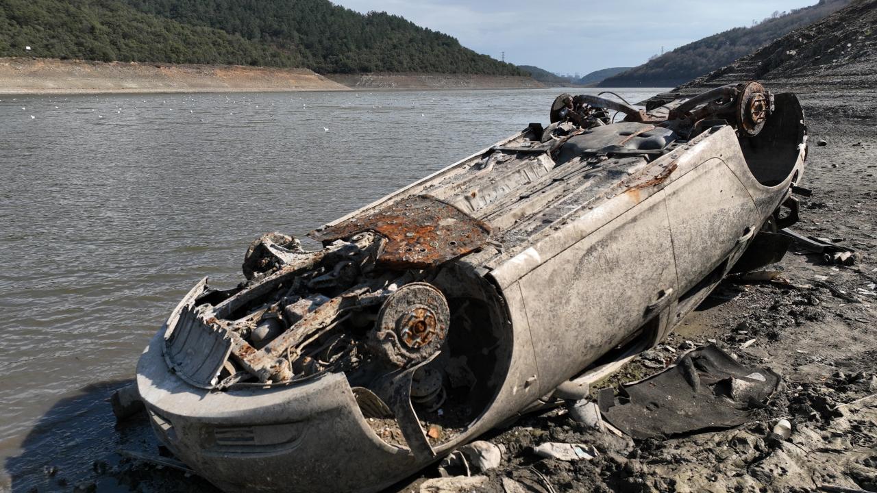 Alibey Barajı'nda sular çekilince batık araçlar yüzeye çıktı TRT