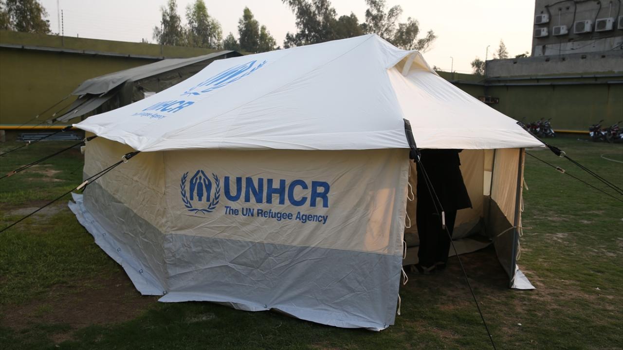 100 bin battaniye, 11 binden fazla çadır gönderildi