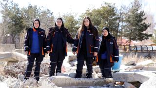 AFAD'ın kadın kahramanları, ilk görevlerinde enkaz altındakilere nefes oldu