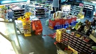Kayseri'deki deprem anı kamerada: Raflardaki ürünler yere saçıldı