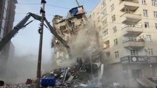 Depremde hasar gören 6 katlı bina yıkım sırasında böyle çöktü