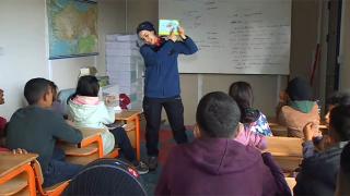 Enkazdan çıkarıldı, tedavisinden sonra gönüllü öğretmenliğe koştu