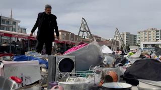 Depremde kaybettiği 3 canından hatıralar arıyor