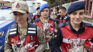 Kahramanmaraş'ta kadın astsubaylardan depremzede kadınlara 8 Mart sürprizi