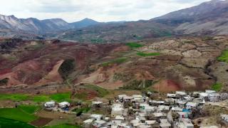 Depremin ardından köyün manzarası değişti: Tepe çöktü, köy göründü