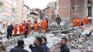 Malatya'da ağır hasarlı bina çöktü