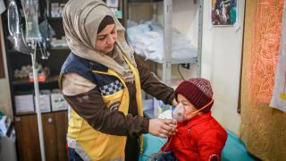 Suriyeli kadınlar, gönüllü çalıştıkları alanlarda depremzedelerin yaralarını sarıyor
