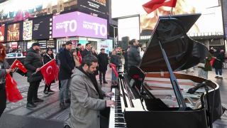 Depremde hayatını kaybedenler için Times Meydanı'nda anma