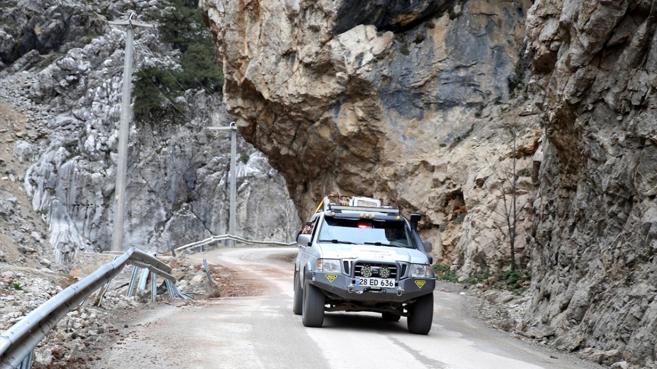 Sosyal medyadan organize olup 1 tır yardım topladılar