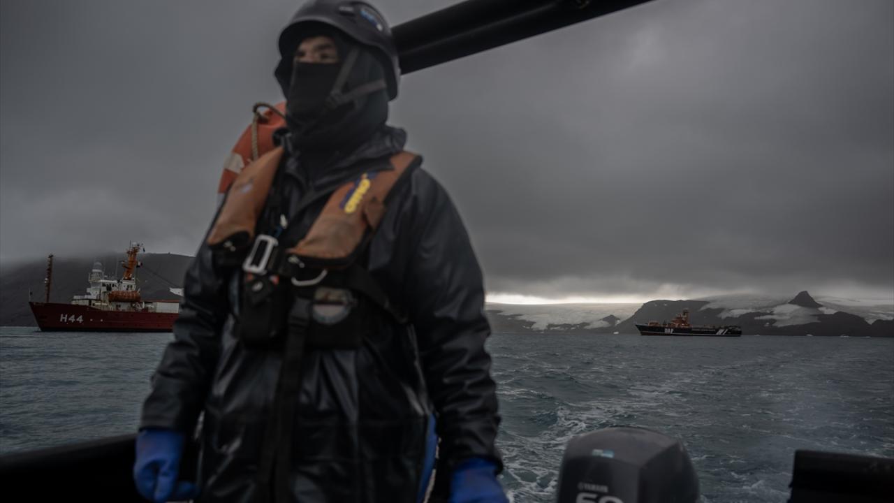 "Diğer dünya ülkelerinin üslerinin önünde dalgalanan bayrağımız bizler için büyük gurur"