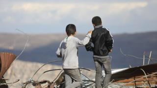 Okullarının enkazında top oynayan 3 çocuk