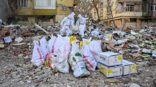 Enkaz altındaki zirai ilaçlar uzman ekip tarafından çıkarılıyor