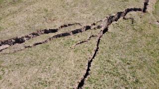 Ceyhan Nehri kıyısındaki köyde deprem nedeniyle çökme oluştu