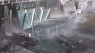 Malatya'da bir cam atölyesinde deprem anı kamerada