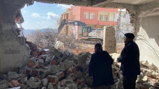 Yıkım kararı verilen evinin odalarında son kez dolaştı