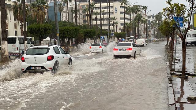 İskenderun’da sağanak hayatı olumsuz etkiledi