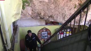 Bir odası mağara olan ev, depremde ayakta kaldı