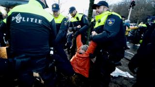 Hollanda'da polis çevrecilere müdahale etti