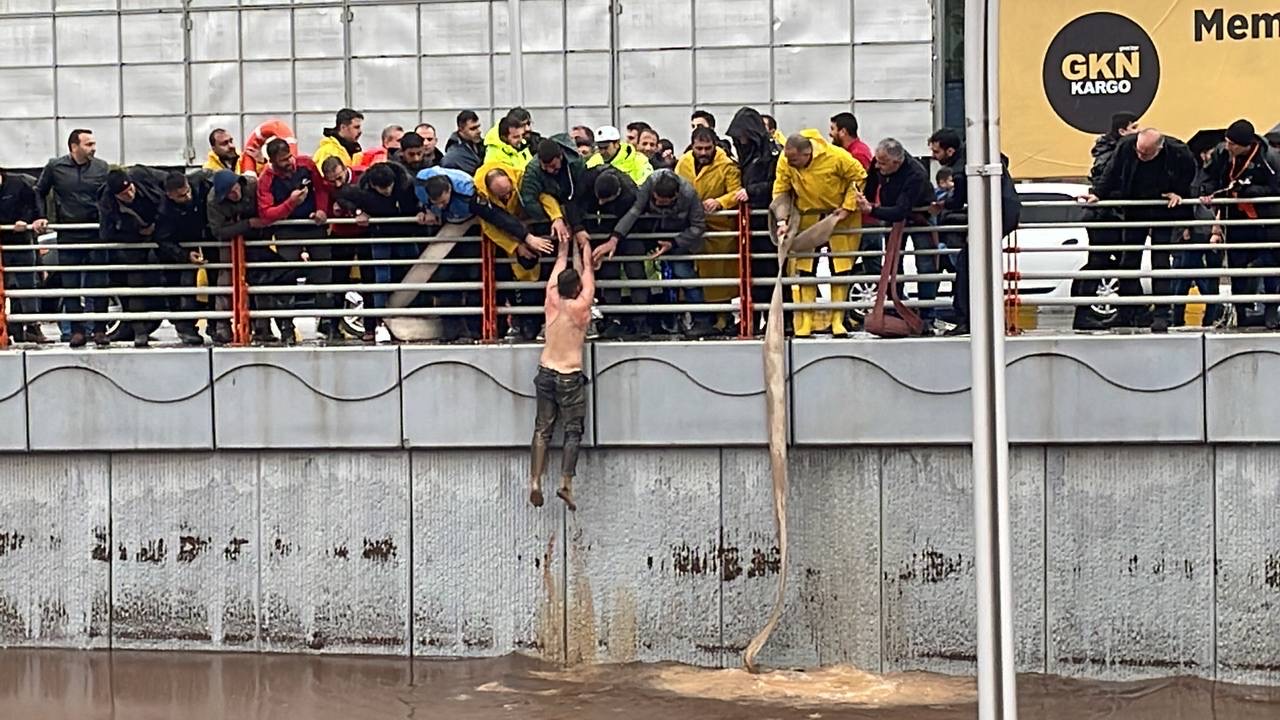 Sağanak nedeniyle su basan köprülü kavşakta mahsur kalan kişi kurtarıldı