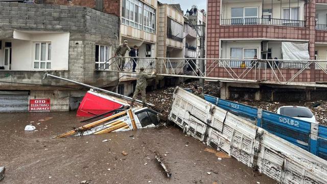 Mehmetçik `hayat` köprüsü kurdu