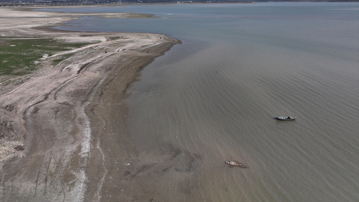 Gölde azalan su seviyesi havadan görüntülendi