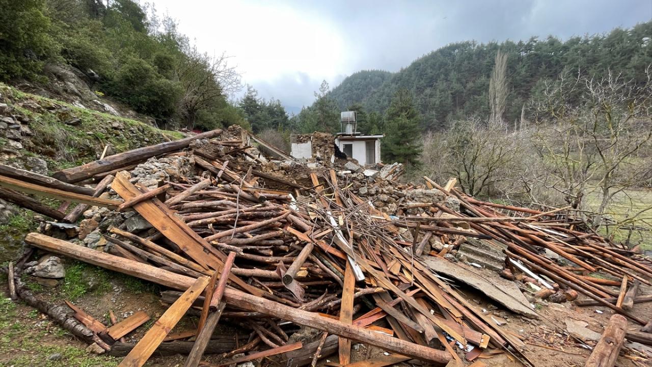"Yamaçlardan halen kaya gelme durumu var"