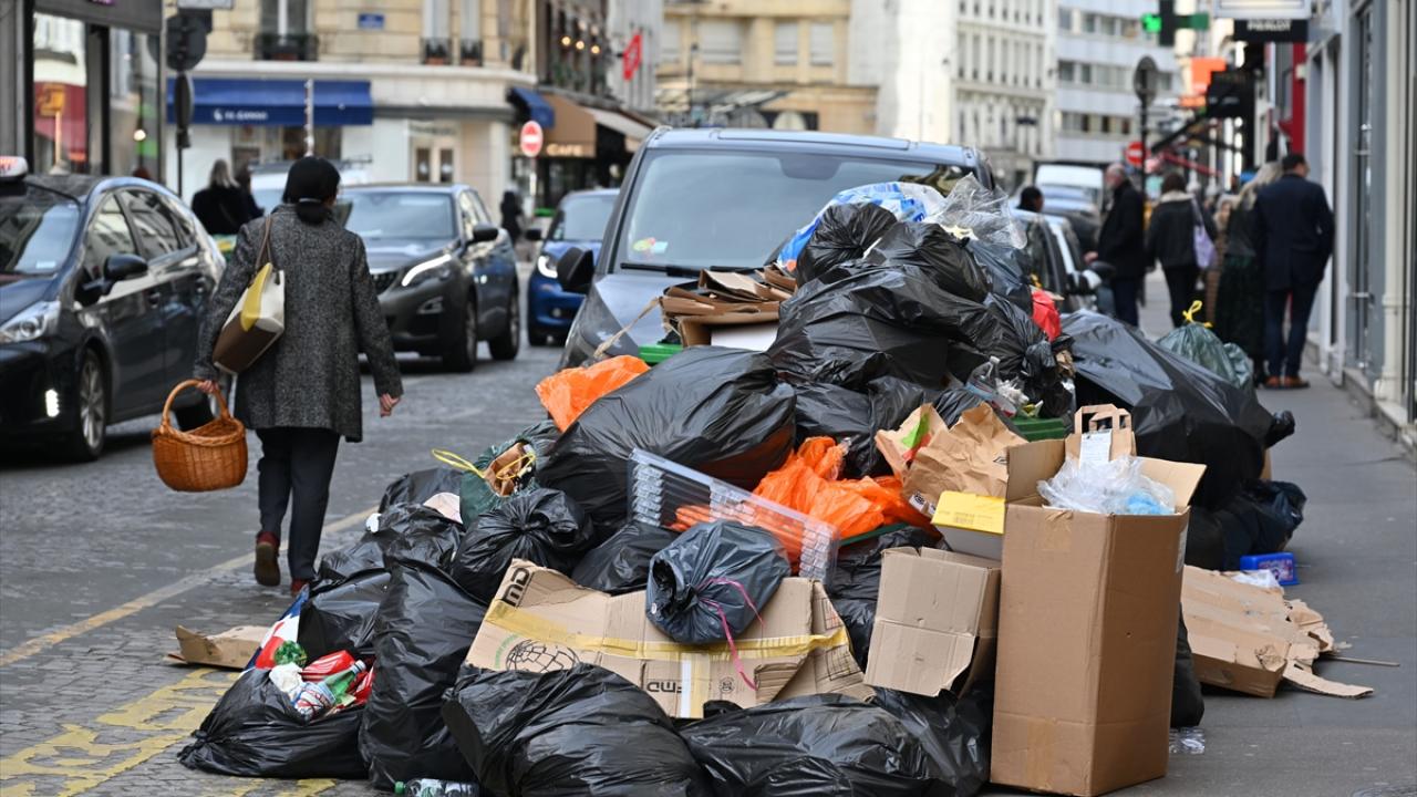Temizlik işçileri, tartışmalı emeklilik reformuna karşı