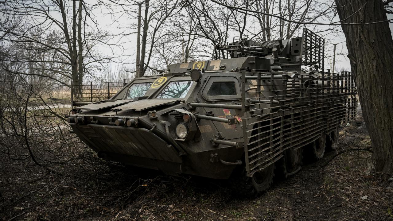 Mermilerin altında yemek pişiriyorlar